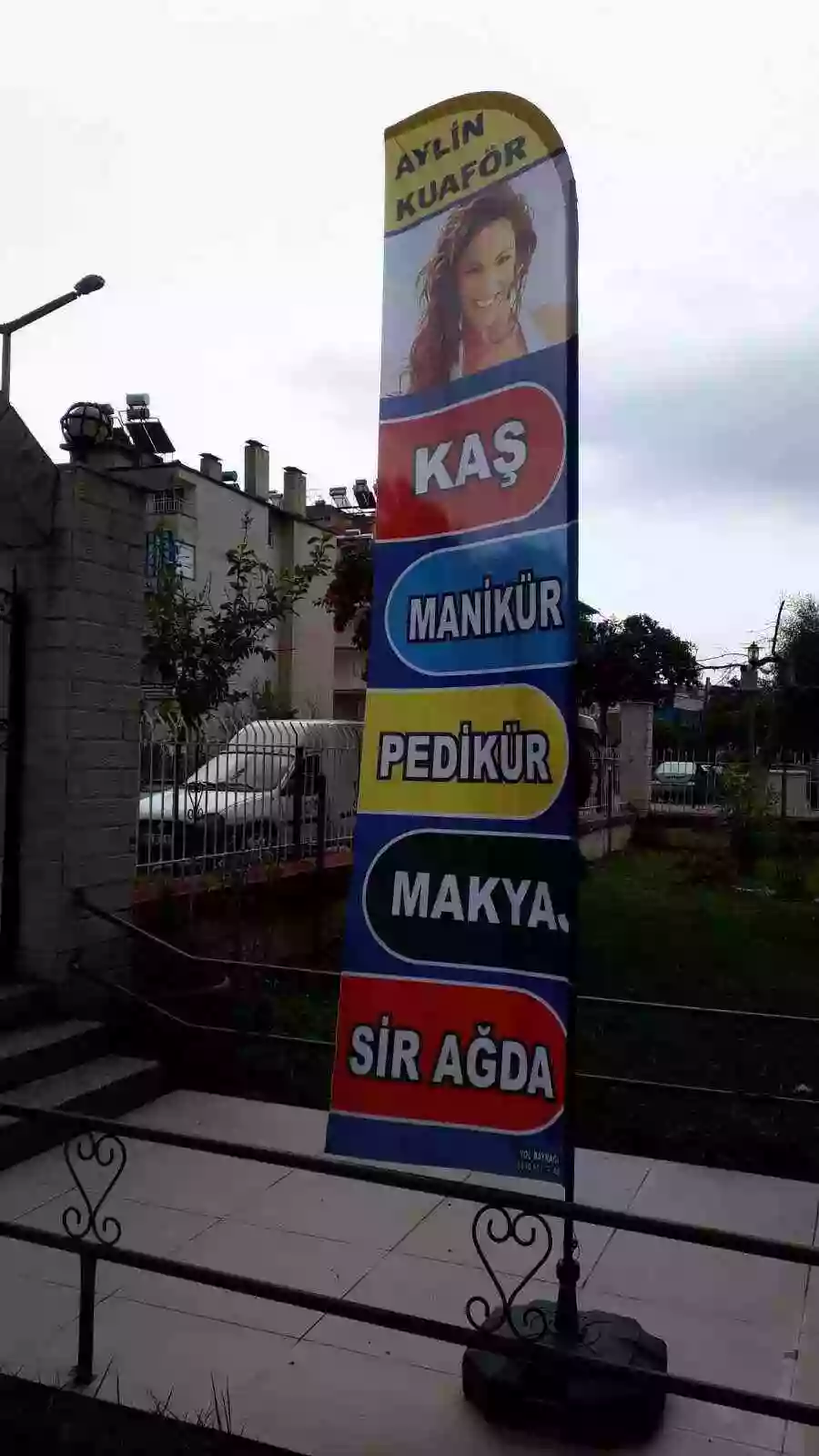 makyajci-yelken-bayragi